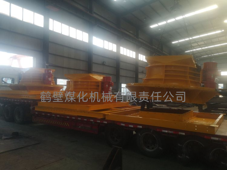 陜西榆林建設(shè)物流園的12臺(tái)振動(dòng)活化給料機(jī)裝車(chē)中