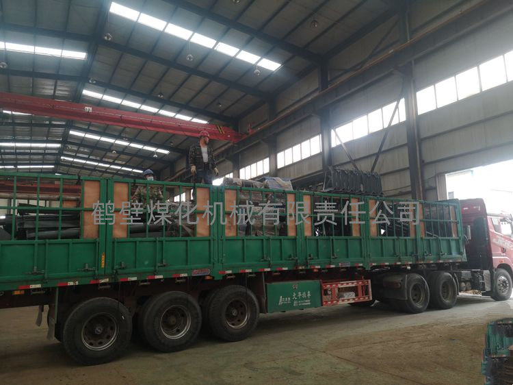 承德碩聯(lián)礦業(yè)31臺(tái)套重型移動(dòng)給礦機(jī)部分裝車(chē)發(fā)貨中